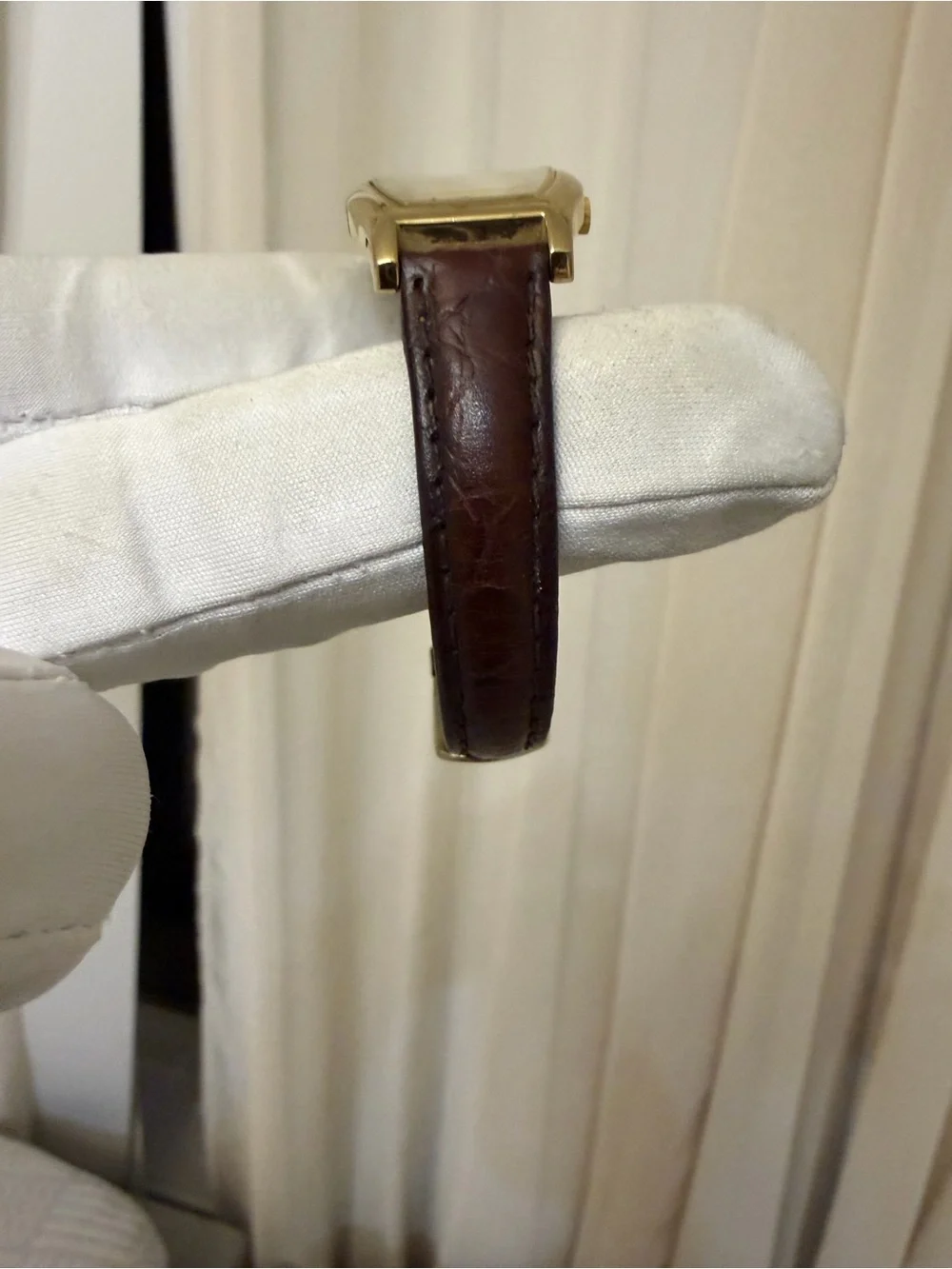 Vintage Guess Steel G66556L Womens Tonneau Gold Tone Watch Roman Dial